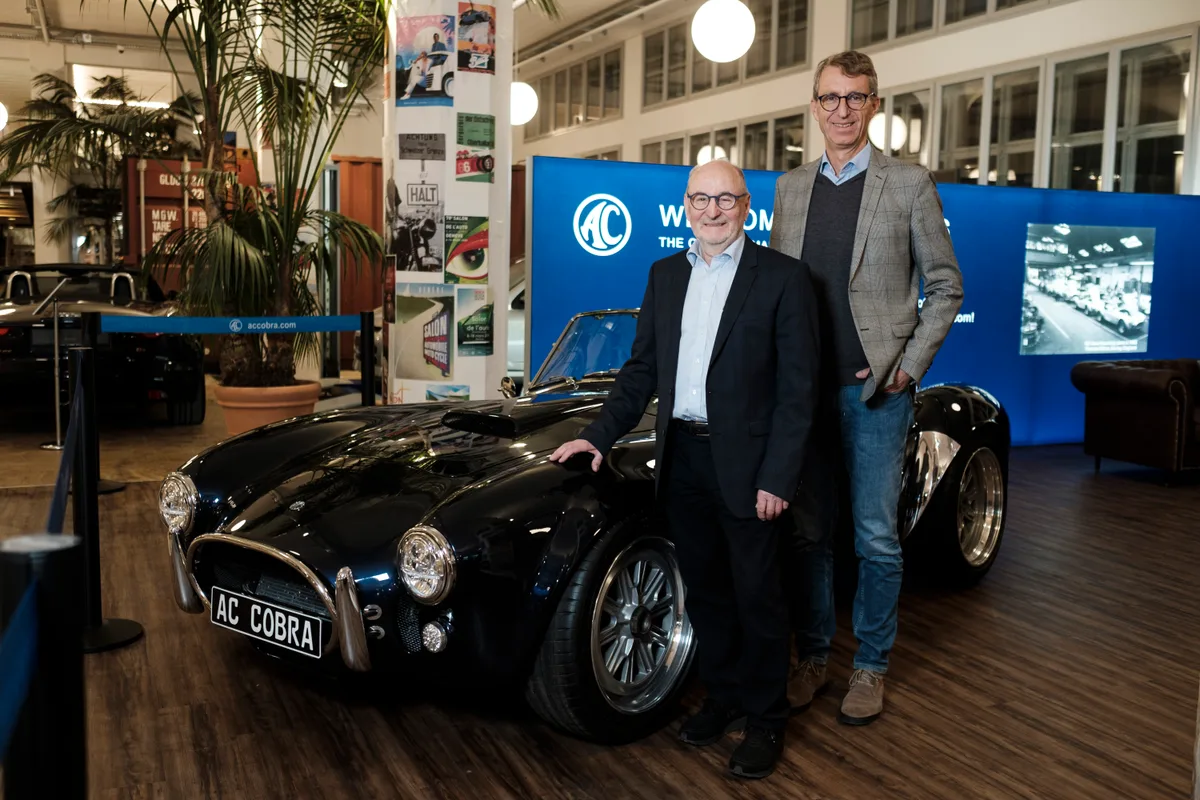 Markus Hotz und Lorenz Heer posieren vor einem AC Cobra in der Motorworld Kemptthal.